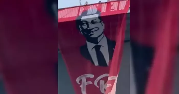 Free İmamoğlu... CHP li vekiller 15 Temmuz Şehitler Köprüsü ne astı