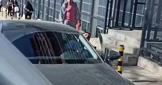 Kadıköy de bir sürücü hastane bahçesinde ambulansa yol vermedi VİDEO İZLE