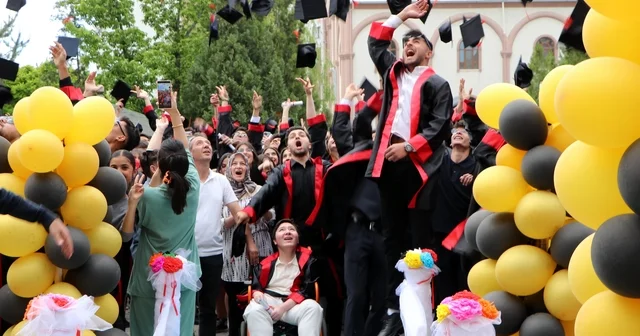 Engelleri azmiyle aşan DMD hastası Halil İbrahim, liseden mezun oldu Van Haberleri