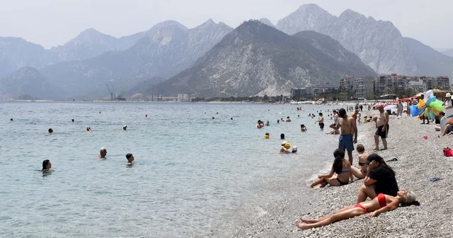 Sıcaktan bunalanlar, Konyaaltı Sahili ni doldurdu Antalya Haberleri
