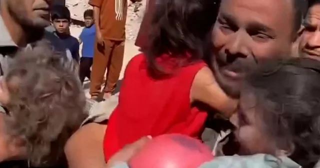 Kızlarının sağ olduğunu gören babanın sevinç gözyaşları VİDEO İZLE