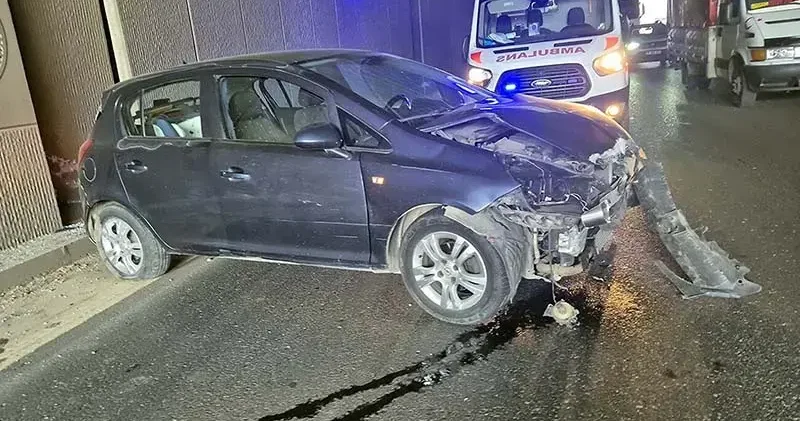 Lastiği patlayan otomobil tünel duvarına çarptı; 3 ü çocuk 5 yaralı