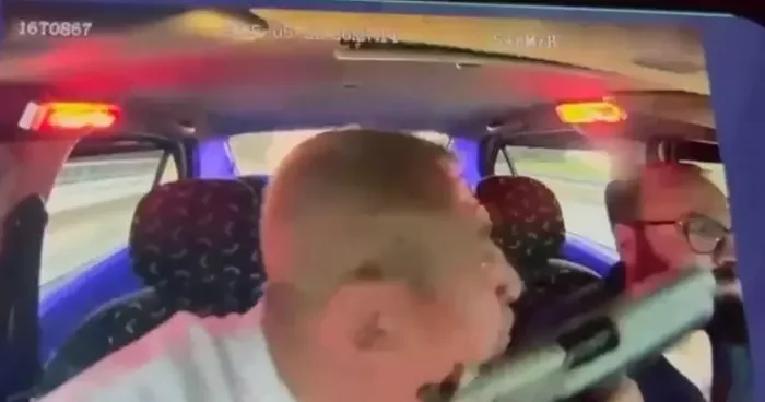 Takside dehşet anları kamerada...Taksiciyi silahla gezdirdi, sonra da parasını gasp etti