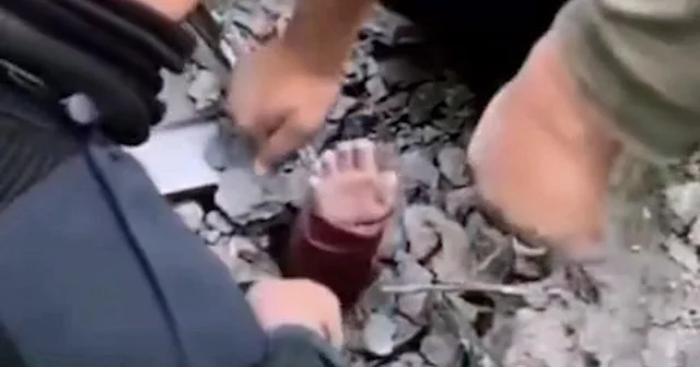 Gazze’de moloz yığınlarının altında umuda uzanan minik bir el VİDEO İZLE