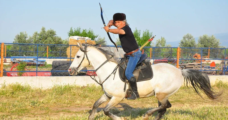 Kaymakam ok atıyor, zihgir ve bıçak ustalığı yapıyor
