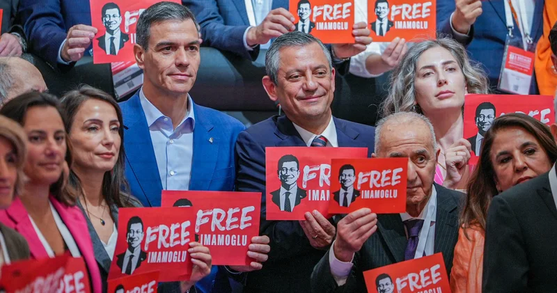 Sosyalist Enternasyonel den aile fotoğrafı! Hatimoğulları da İmamoğlu dövizini kaldırdı