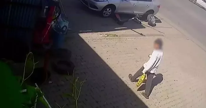 Evin bahçesinde, masa üstünde duran paraları çaldı, polisten kaçamadı