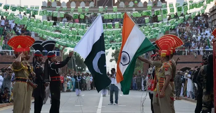 Pakistan ve Hindistan, hava sahalarına yönelik yasakları bir ay uzattı
