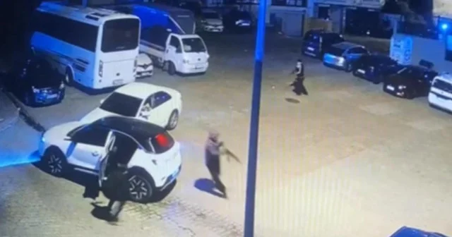 Kağıthane de 3 kişi kalaşnikoflarla aracın önünü kesip kurşun yağdırdı: O anlar kamerada VİDEO İZLE