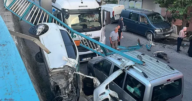 Otomobil, 3 metreden yan sokağa düştü; yaralanan olmadı