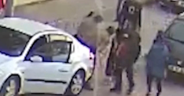 Boğazına yiyecek kaçan 8 aylık bebek görevli bekçilerin yaptığı Heimlich manevrası sayesinde kurtarıldı VİDEO İZLE