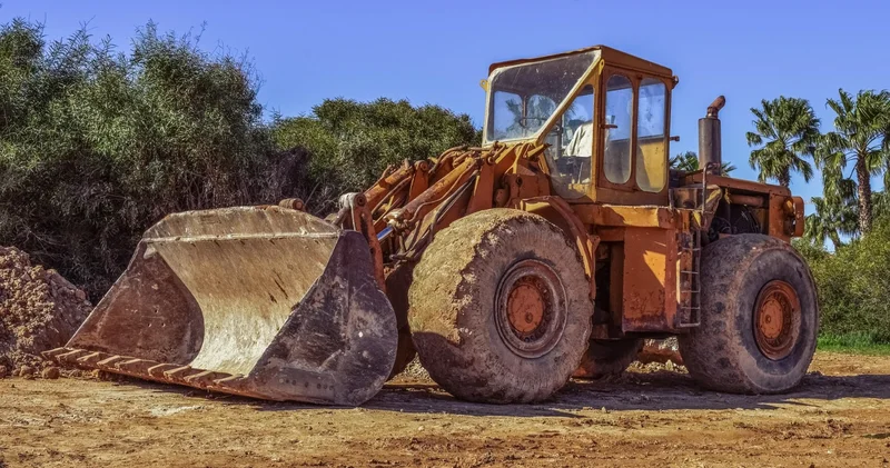 Plajda güneşlenirken üzerinden buldozer geçen kadın hayatını kaybetti