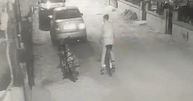 Denizli de bisikleti beğenmeyince bırakıp motosiklet böyle çaldı VİDEO İZLE