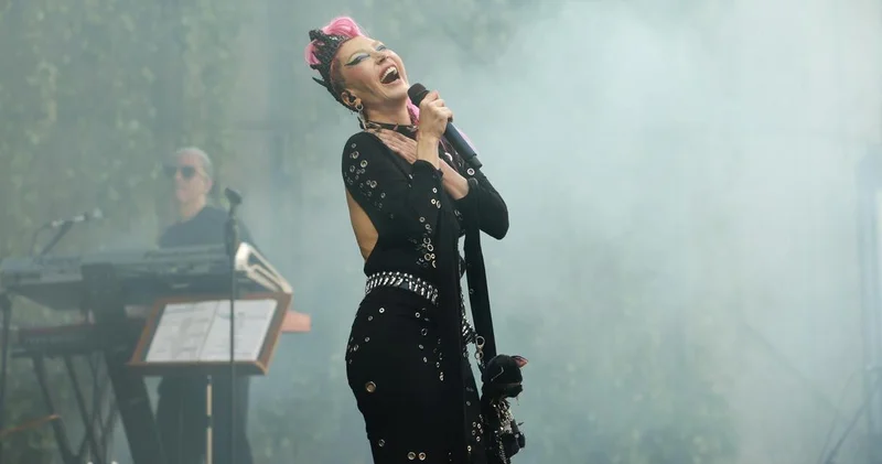 Cuma İş Çıkışı’nda Hande Yener sahnedeydi