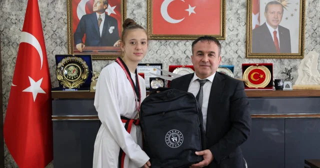 Türkiye şampiyonu tekvandocuya babasından davullu zurnalı karşılama Spor Haberleri