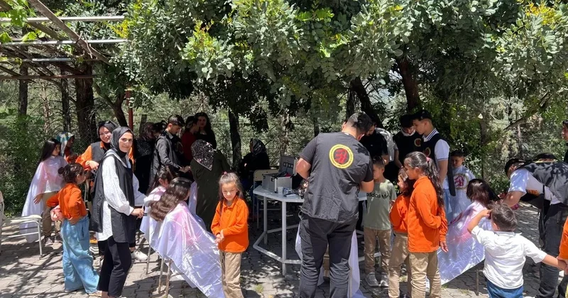 Depremzede çocukların bayram tıraşları ve ayakkabıları gönüllülerden