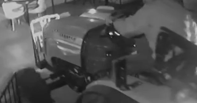 Traktörüyle kafeye girdi: İçerde gezerek sandalyelere zarar verdi VİDEO İZLE