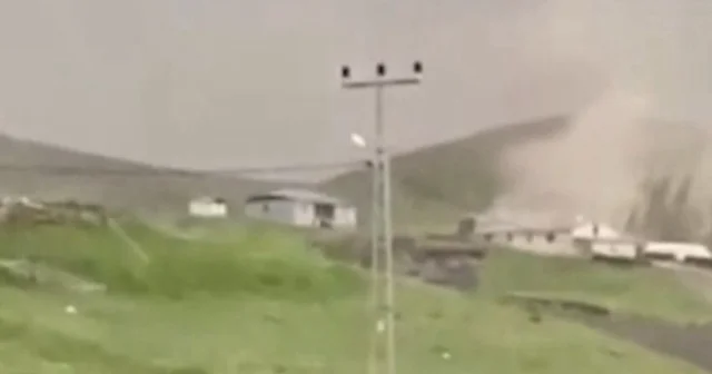 Kars’ta fırtına dehşeti: Çatılar havada uçuştu VİDEO İZLE