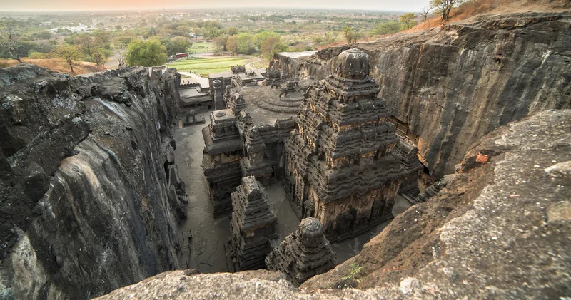 Hindistan daki Ellora Mağaraları nasıl yapıldı? Dünyanın taşa oyulan en büyük yaşam merkezi...