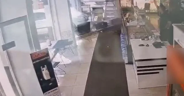 Bolu da fren yerine gaza basan sürücü kasap dükkanına daldı VİDEO İZLE