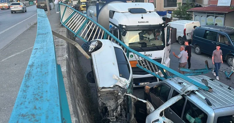 Kocaeli de faciadan dönüldü: Araç 3 metreden yan sokağa düştü