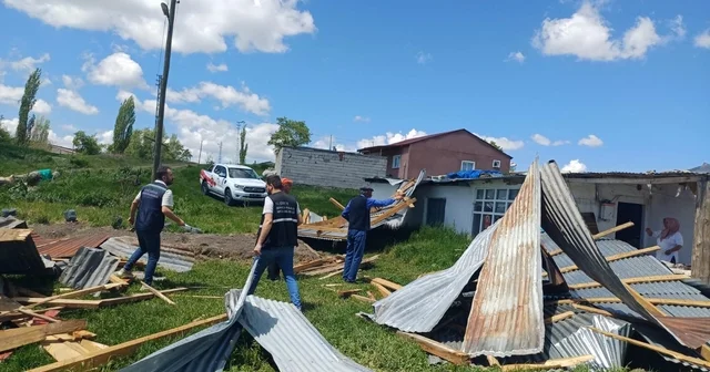 Kars taki fırtınada 8 ev ve 3 ahırın çatısı uçtu Kars Haberleri