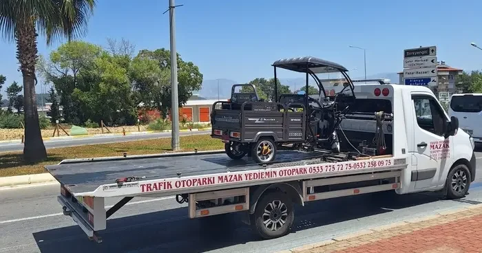 Direksiyon hakimiyetini kaybeden motorlu bisiklet devrildi: 2 yaralı