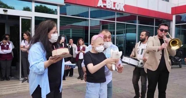 Samsun da minik Benay son kemoterapisini aldı bando ile uğurlandı VİDEO İZLE