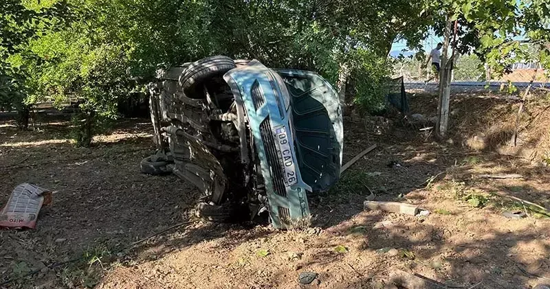 Aydın da bahçeye devrilen otomobilin sürücüsü alkollü çıktı; 4 yaralı