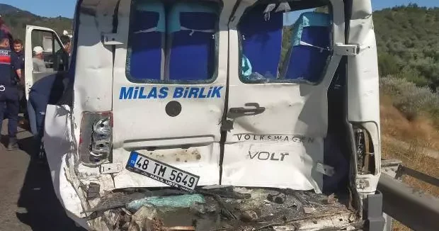 Muğla haberleri Muğla da beton mikseri dolmuşa çarptı: 1 ölü, 13 yaralı 24 Haziran 2025