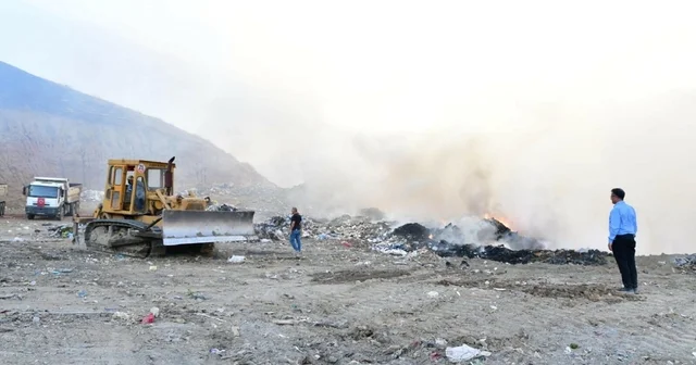 Manisa da eski çöp depolama alanında yangın: 1 itfaiye eri dumandan etkilendi Manisa Haberleri