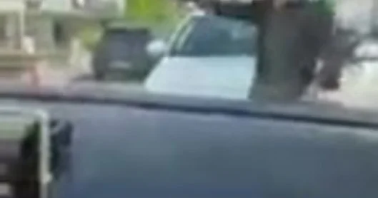 Trafikte tartıştığı iki kadın silah çekti