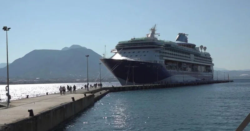 Bin 794 yolcu 740 mürettebatlı dev gemi Alanya ya iskelesine demirledi