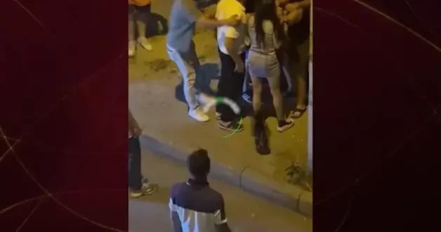 jandarmaya, polise hakaret etti! Haddi aşan şahısa vatandaşlar meydan dayağı attı