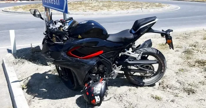 İlçe girişindeki kavşakta motosikletle otomobil çarpıştı: 2 yaralı