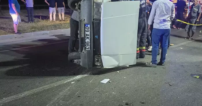 Ticari araç ile çarpışan otomobil yan yattı: 3 yaralı