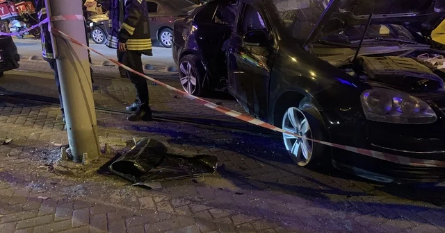 Alkollü sürücü tramvay yoluna çıkıp, direğe çarptı: 2 yaralı Kocaeli Haberleri