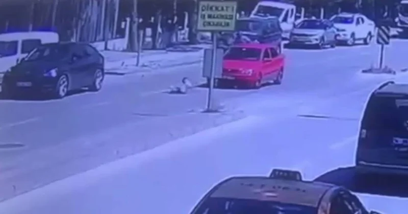 Koşarak yola fırlayan çocuğa otomobil çarptı! O anlar kamerada