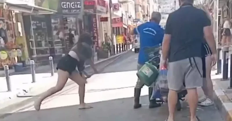 Genç kızlar terör estirdi! Belediye çalışanını sokak ortasında fırçayla dövdüler