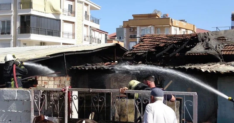 Antalya da hurda malzemelerden yangın çıktı