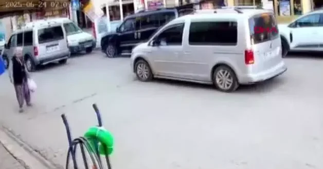 Adana meydana gelen deprem anı kameralara böyle yansıdı