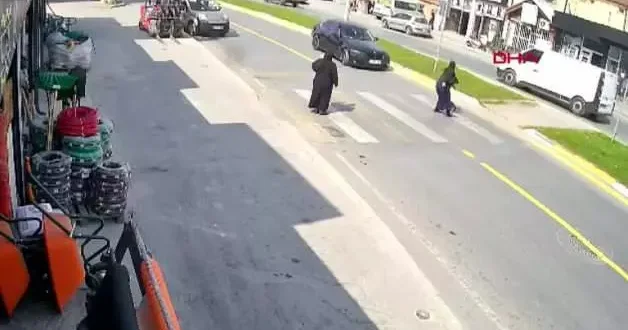 Yaya geçidinden geçen kadına otomobil çarptı; kaza kamerada