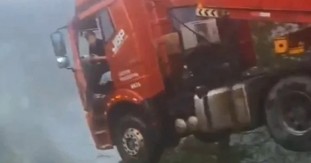 Çin de çöken köprüde askıda kalan TIR sürücüsünün beklediği tehlikeli manzara kameraya yansıdı VİDEO İZLE