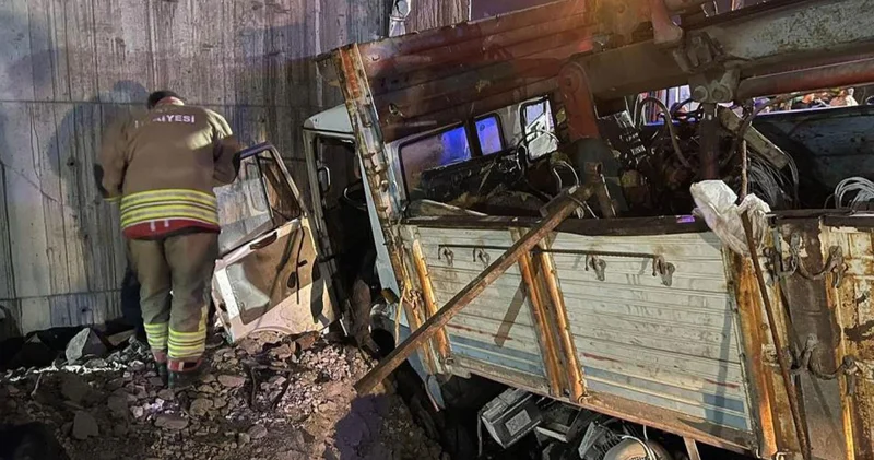 Üst geçit duvarına çarpan kamyondaki 2 kişi yaralandı