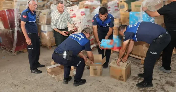 Mersin de 5 kamyon dolusu son kullanma tarihi geçmiş şekerleme ele geçirildi