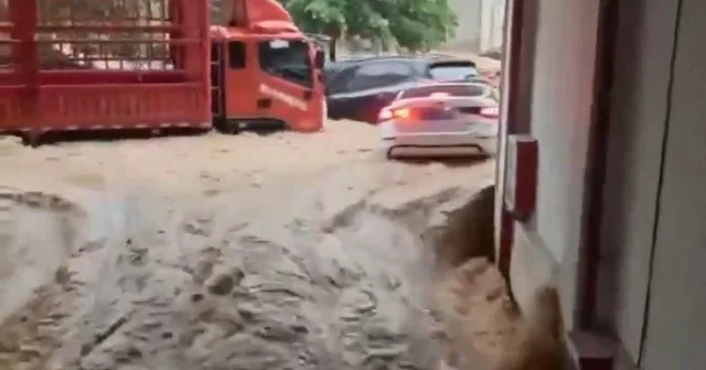Çin de sel felaketi: Rongjiang sular altında kaldı VİDEO İZLE
