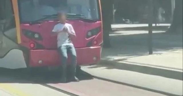 Bursa da seyir halindeki tramvayda tehlikeli yolculuk kamerada VİDEO İZLE