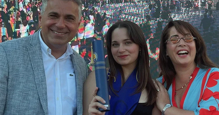 Ünlü oyuncunun kızı mezun oldu! Üç dört kelimeyi yan yana getirip çılgınca alkışlandığınız günden bugüne