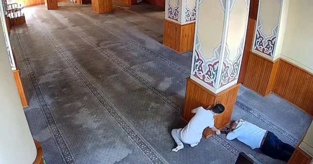 Sultangazi de bir şahıs camide önce uyudu sonra hırsızlık yaptı VİDEO İZLE