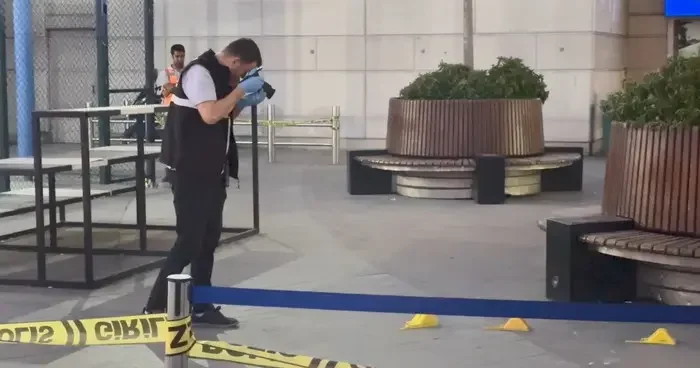 Başakşehir’de AVM önünde silahlı saldırı! Motosikletle gelip kurşun yağdırdı